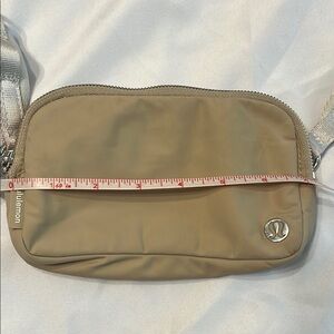Lululemon trench/white opal Crossbody Bag no longer available excellent RARE*